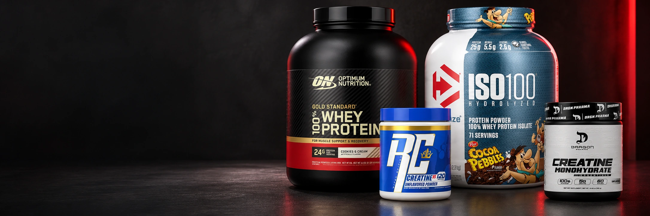 Selección EVO: Gold Standard Whey, Dymatize ISO100, creatina Ronnie Coleman y Dragon Pharma, en una fotografía de estudio con iluminación roja